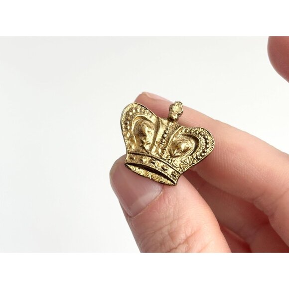 Crown Shaped Gold Toned Textured Vintage Costume Jewelry Brooch | Lapel Pin - Picture 9 of 10